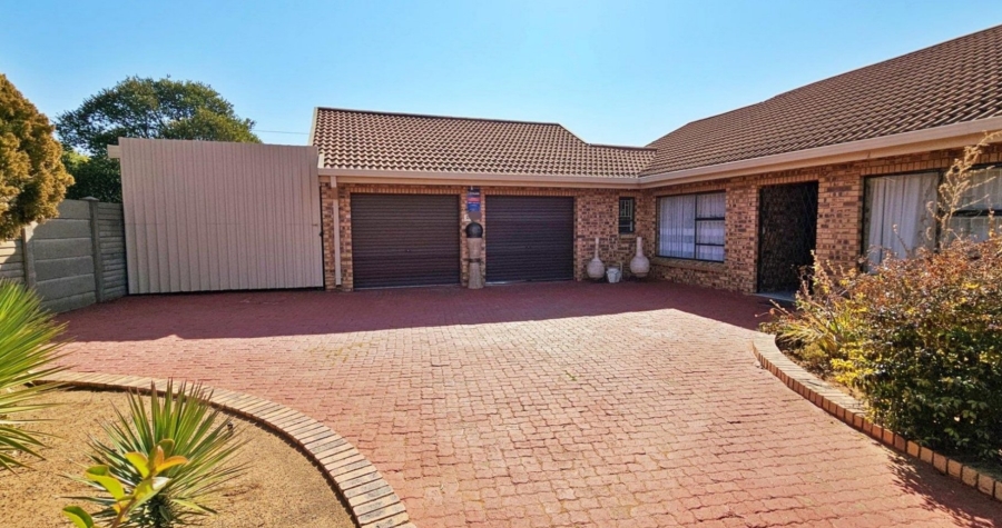 4 Bedroom Property for Sale in Universitas Ridge Free State